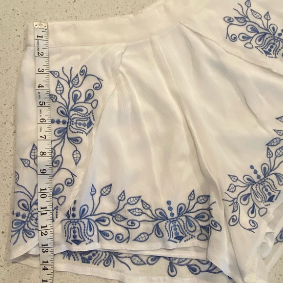 LF Rouge BrandShorts Size 8 White with blue embroidery NWT - Picture 8 of 8